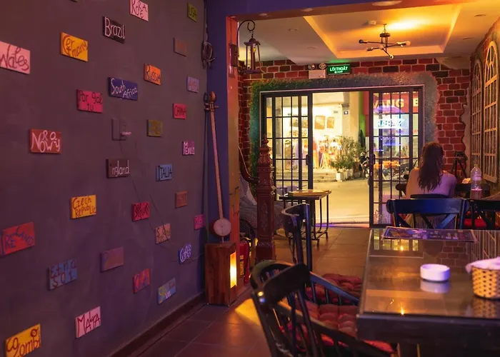 Halong Lazy & Bar *